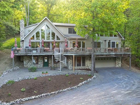 5889 W Bluff Dr, Keuka Park, NY 14478