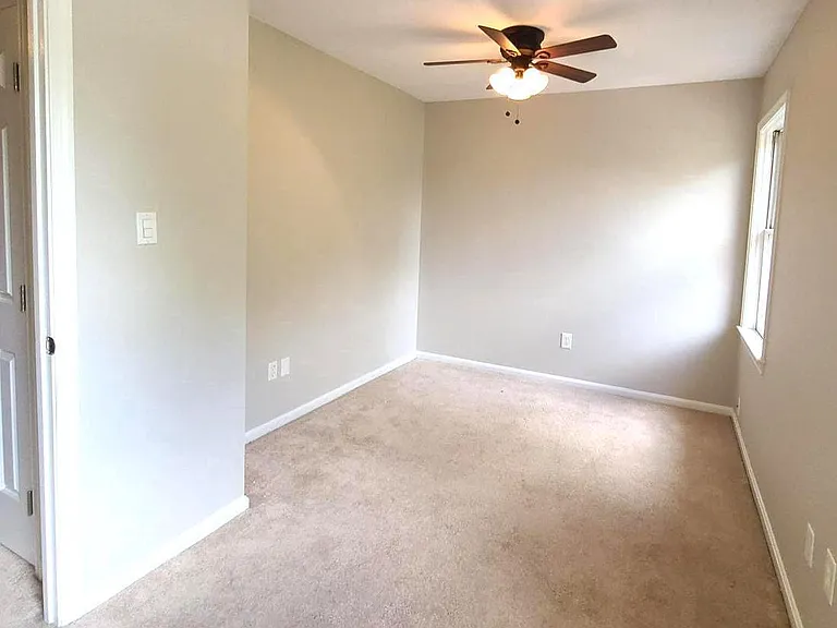 2037 S Glebe Rd — Photo 11