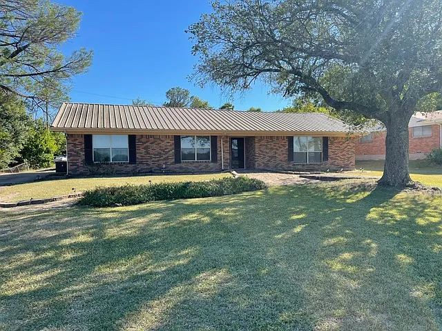 3 bed, 2361 sqft, $2,000 — Photo 2