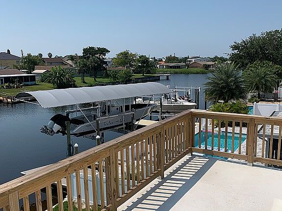 4th image of 4042 Gulf Coast Dr