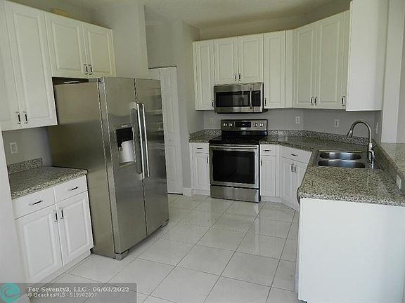 4th image of 10645 SW 17th Pl