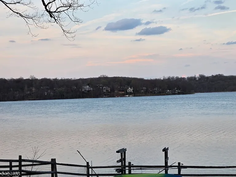 8 Spring Ln — Photo 2