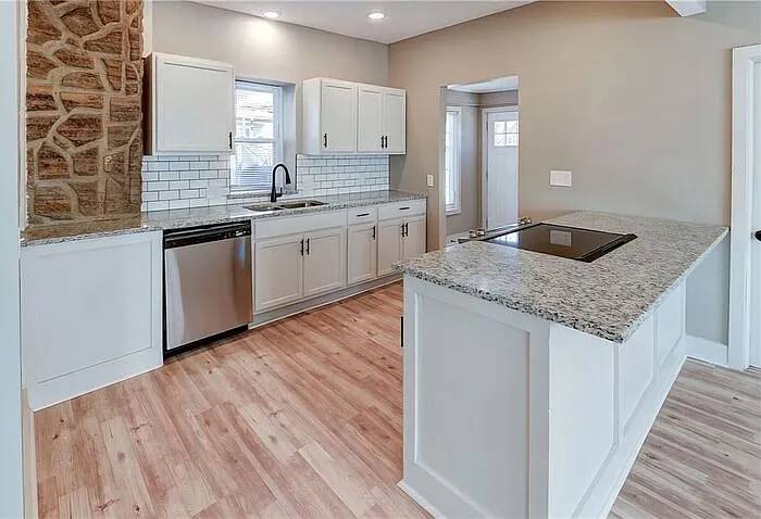 5 bed, 2.0 bath, 2426 sqft, $1,925 — Photo 4