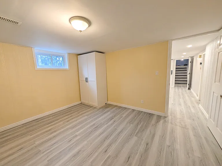 127 Westwood Cres #2 — Photo 11