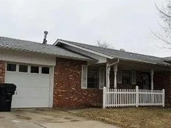 300 Draper Dr, Midwest City, OK 73110