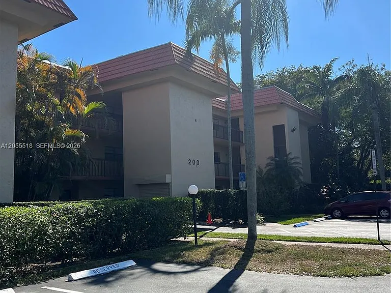 200 Jacaranda Country Club Dr #4B — Photo 4