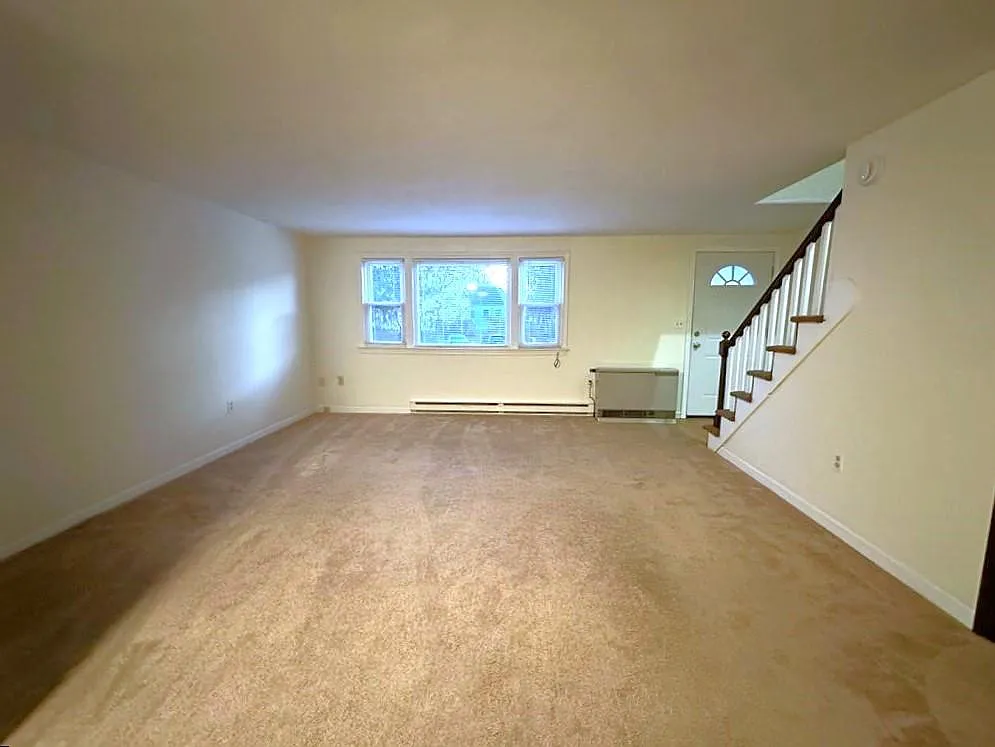 3 bed, 1.5 bath, 1060 sqft, $2,050 — Photo 2