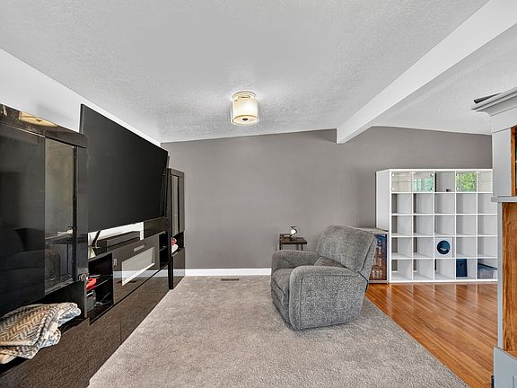 4th image of 1045 Peach Dr