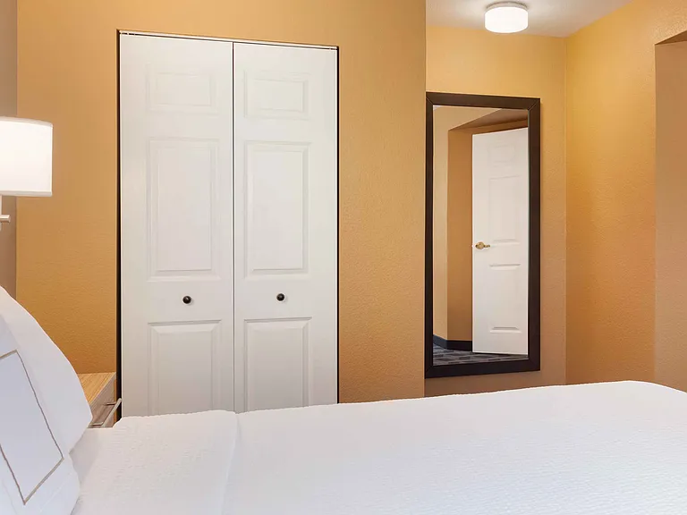 1 Bedroom Suite - 1 Queen Bed