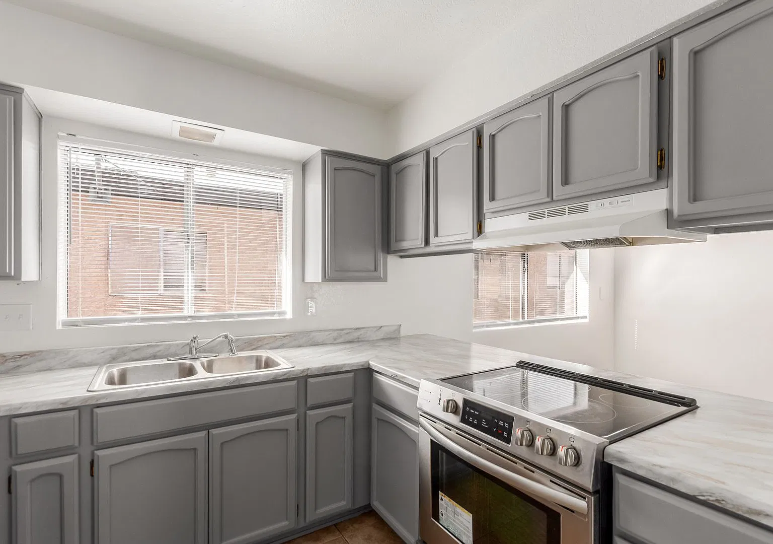 615 N Arrowhead Dr — Photo 3