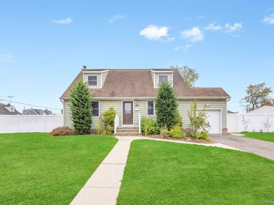 390 Parkside Court, Copiague, NY, 11726