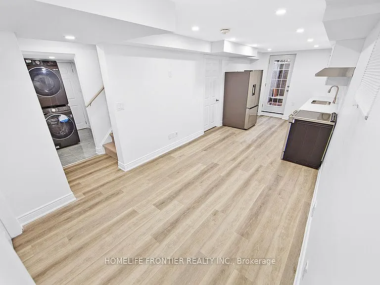 669 Armstrong Blvd #LOWER — Photo 3