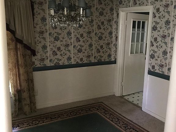 Dining room.