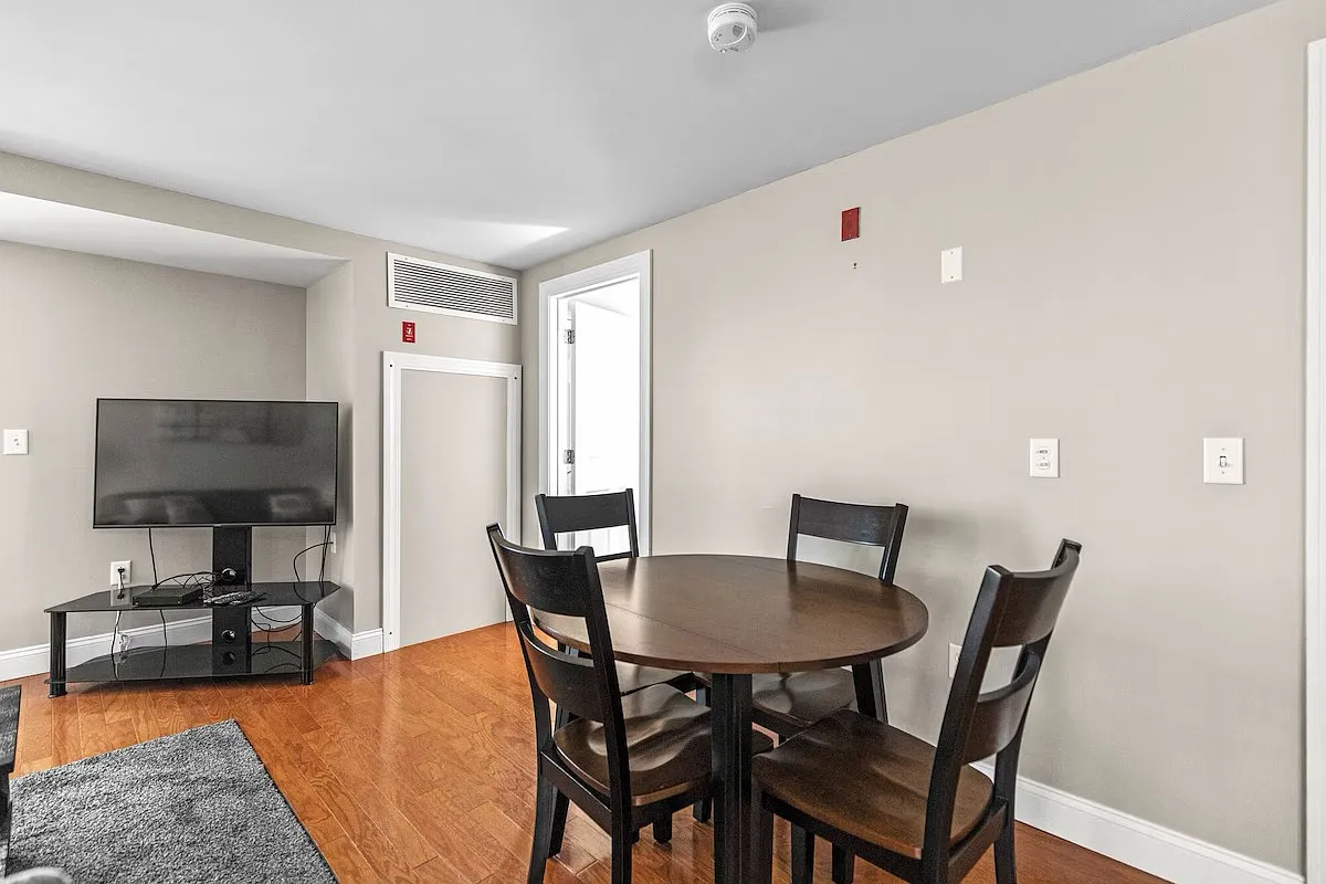 3 bed, 1196 sqft, $2,700 — Photo 4