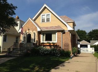 2008 N 86th St, Wauwatosa, WI 53226