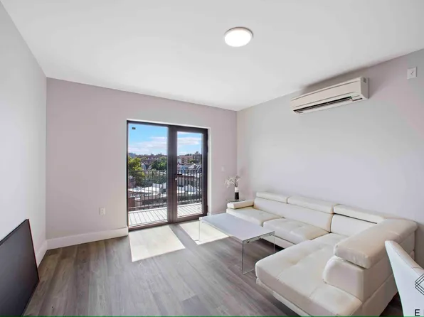 1111 Foster Avenue image 8 of 21