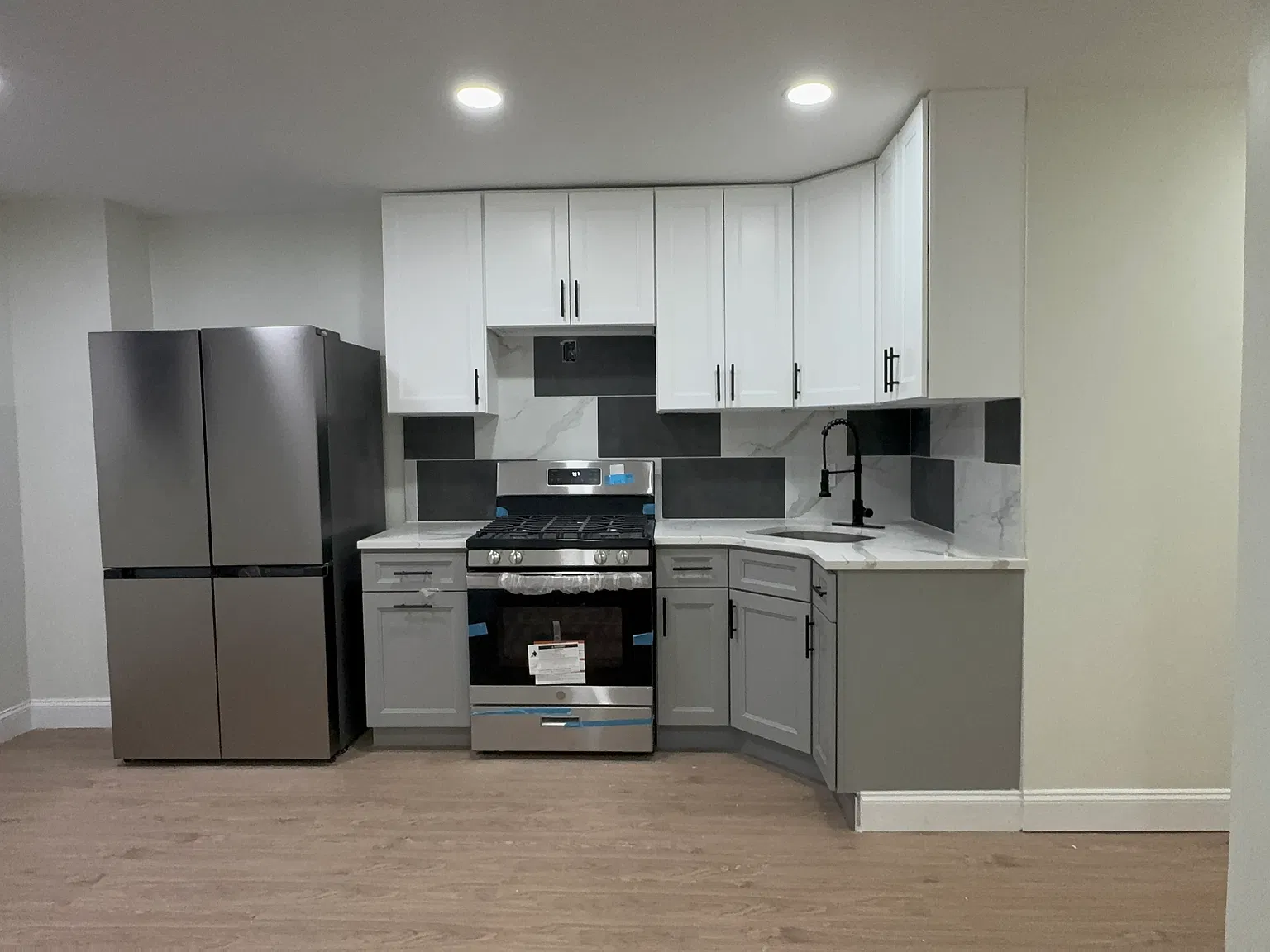 3 bed, 1000 sqft, $3,200 — Photo 1
