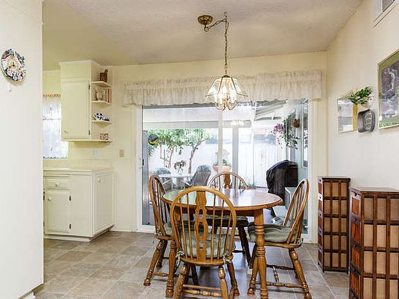 Breakfast Area out to Patio