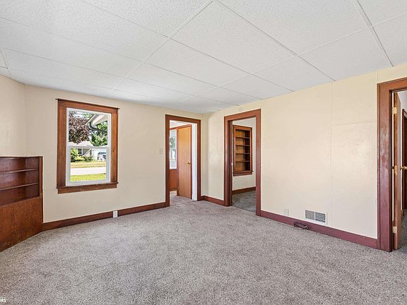 4th image of 825 15th St SE