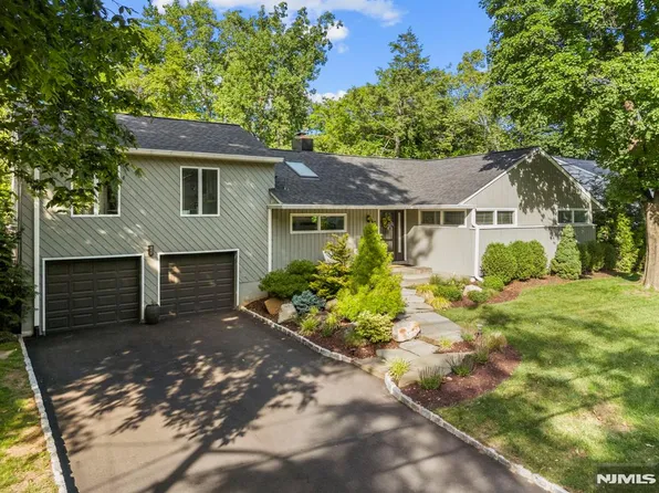 116 Saddlewood Dr, Hillsdale, NJ 07642