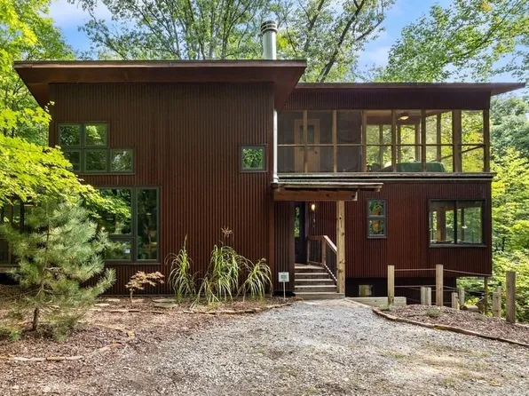 207 Tryon Farm Ln, Michigan City, IN 46360