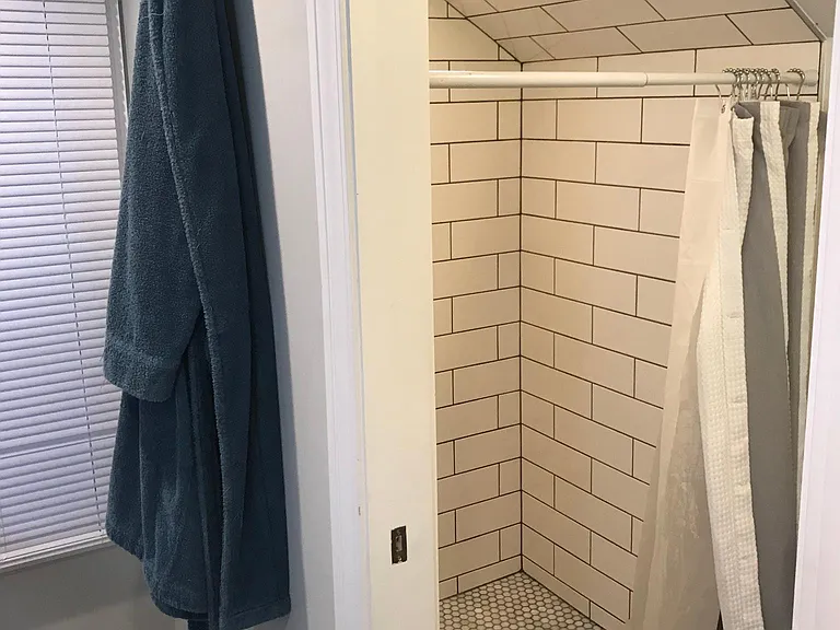 565 Allen St — Photo 15