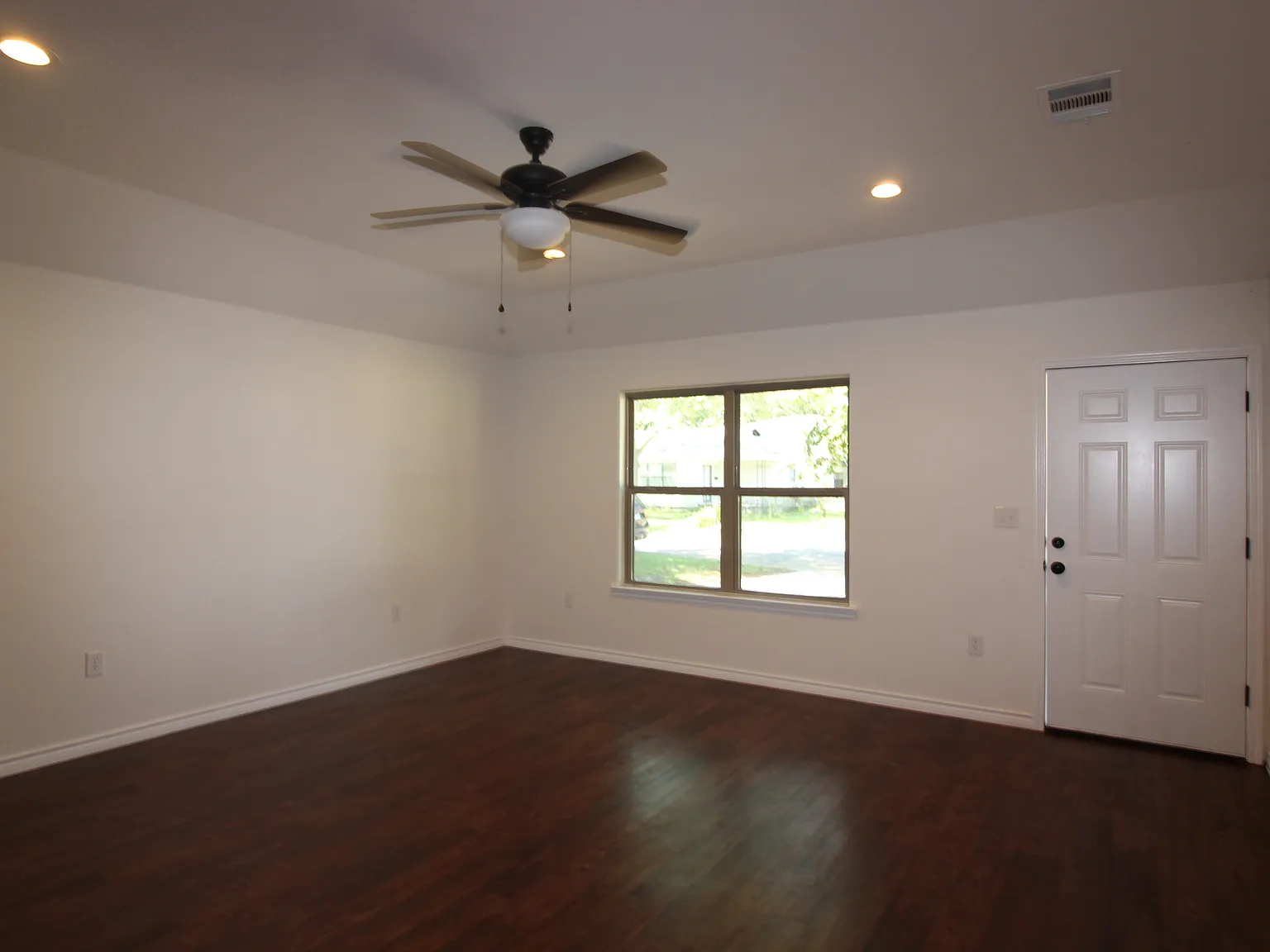 3 bed, 1221 sqft, $1,895 — Photo 2