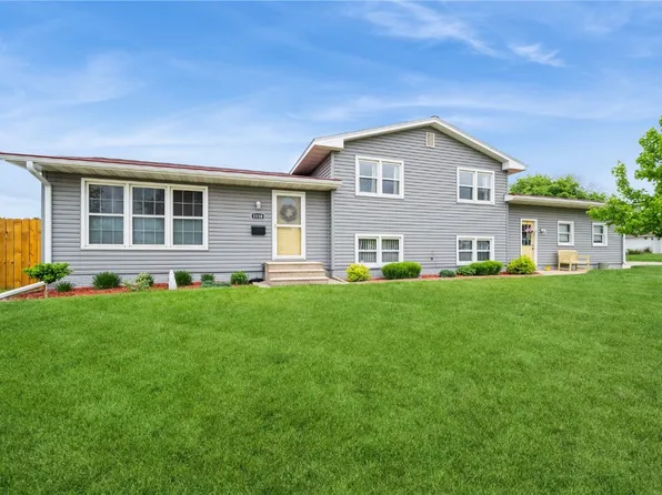 1110 Rainbow Blvd, Hiawatha, IA 52233