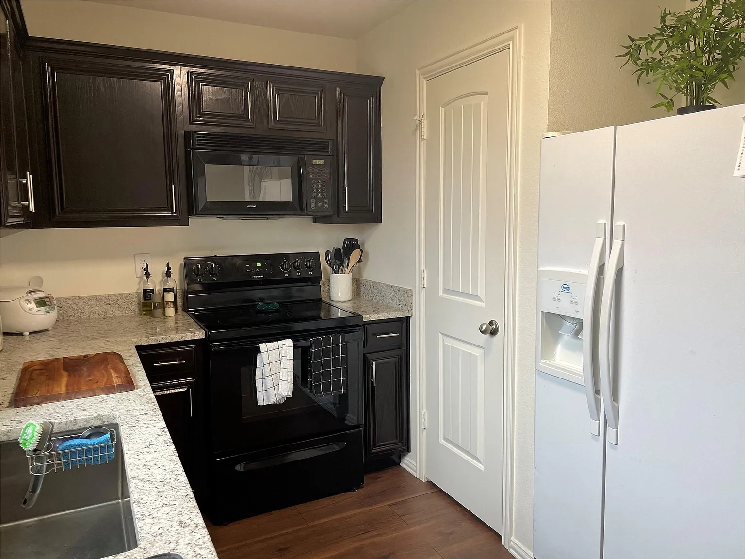 3 bed, 2.5 bath, 1346 sqft, $2,000 — Photo 3