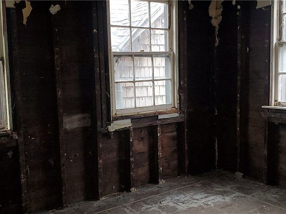5th image of 260 Grant St