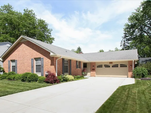 955 N Topanga Dr, Palatine, IL 60074