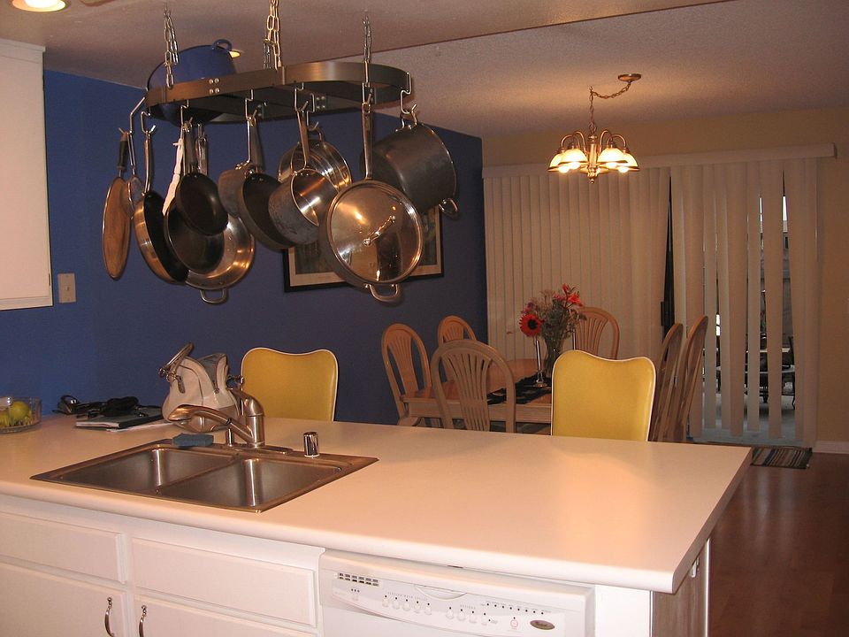 Room off of kitchen for dining or tv