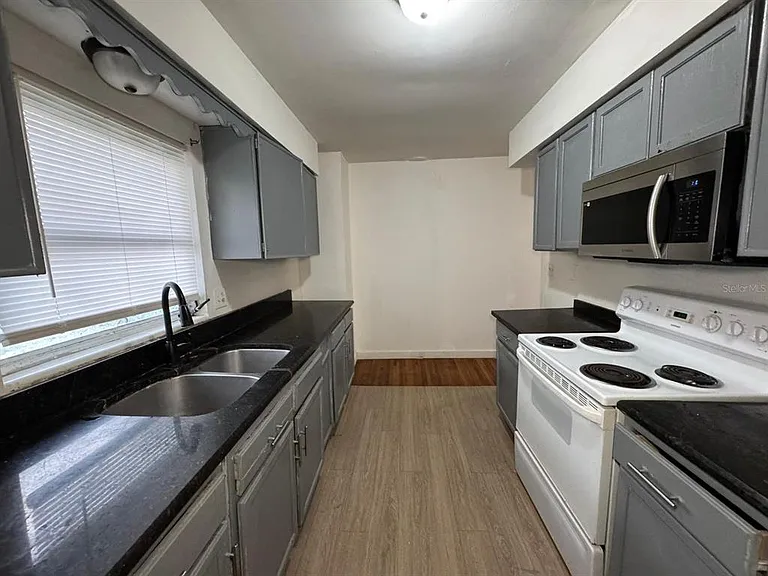 416 Sun Ct — Photo 5