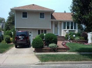 424 Eastlake Ave, Massapequa Park, NY 11762