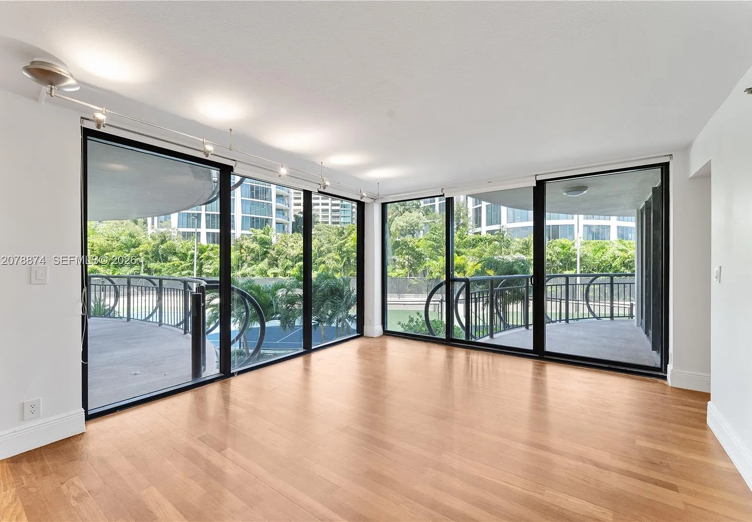 Grove Towers Condo — Photo 3