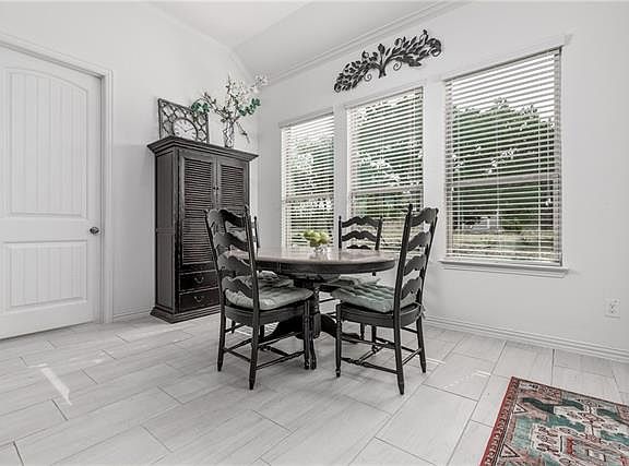 5th image of 4407 Topacio Dr