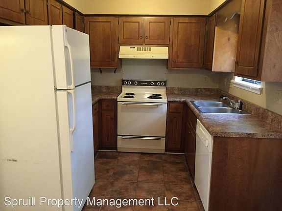 3rd image of 120 Park Cir #C