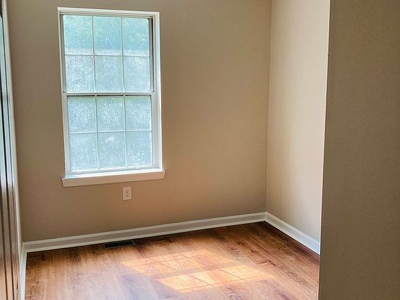 4th image of 121 Empire Ct #121