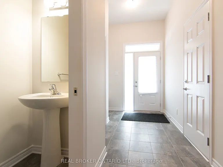 1022 Kijik Cres — Photo 2