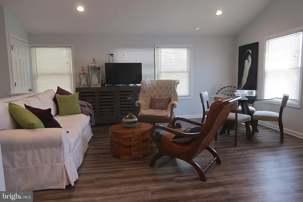 2 bed, 840 sqft, $9,000 — Photo 2