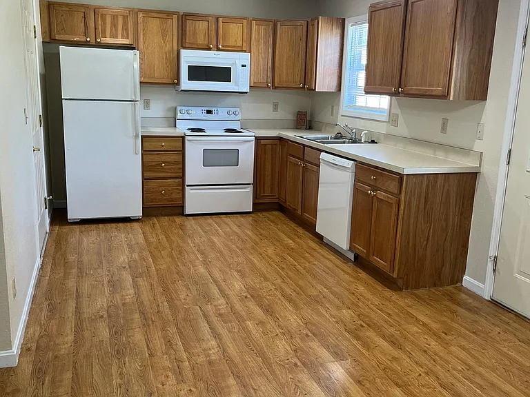 6742 Boston Dr — Photo 3