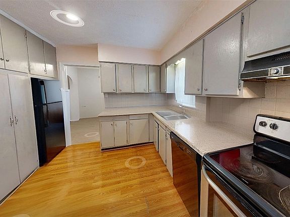 5th image of 223 Randel Ave