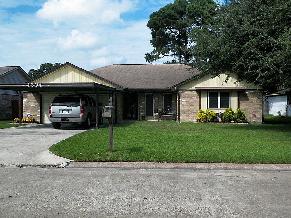 Super nice drive up appeal. Two car garage and two car carport.