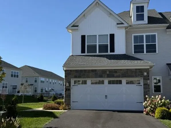 8 Spring Mill Dr, Ivyland, PA 18974