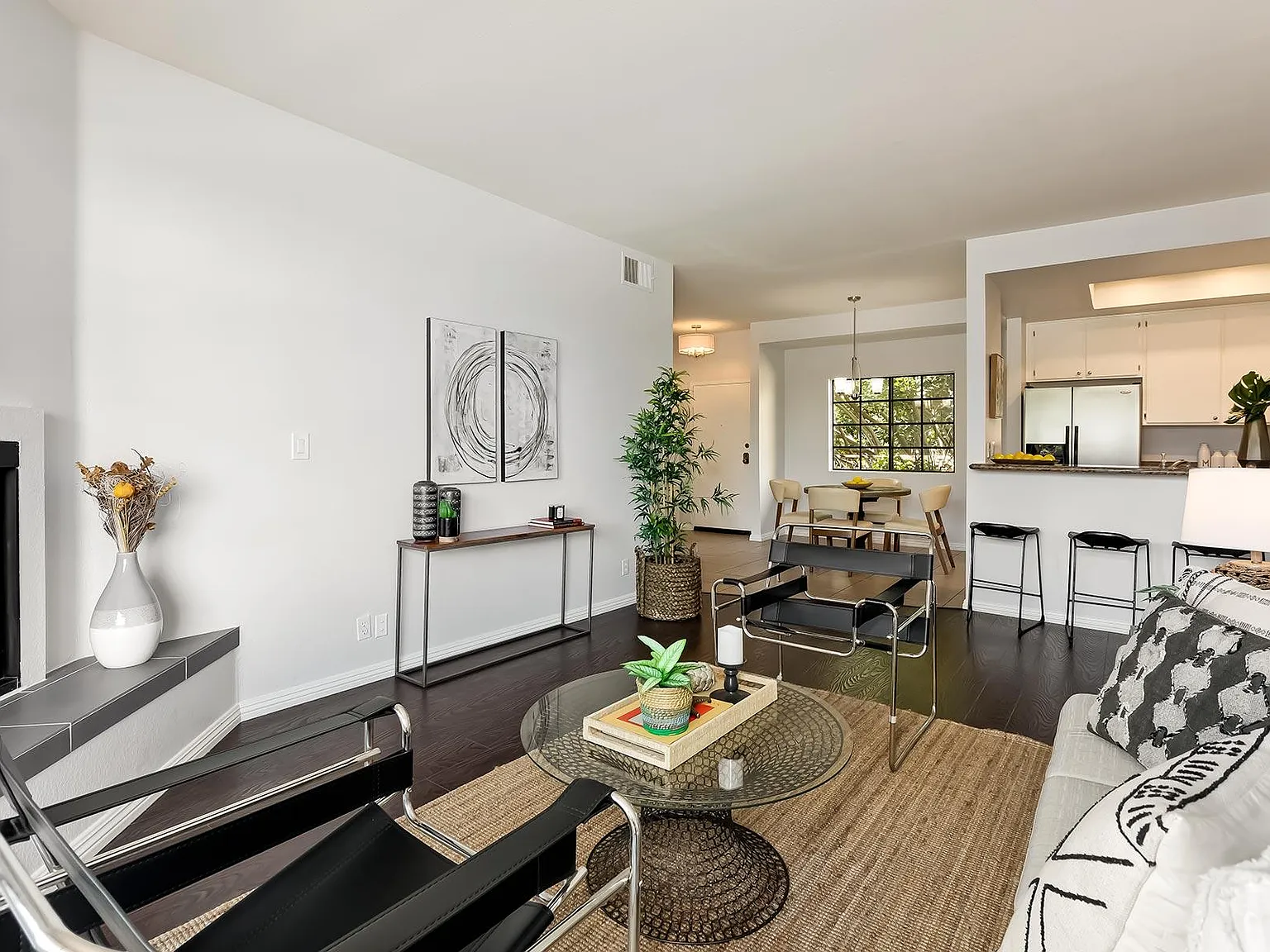 2 bed, 1130 sqft, $3,995 — Photo 1
