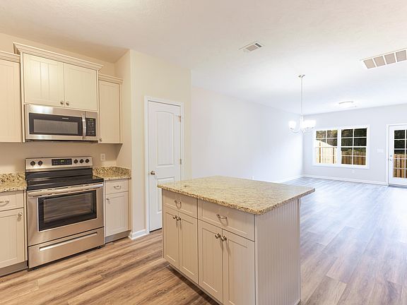 4th image of 334 Bordeaux Dr