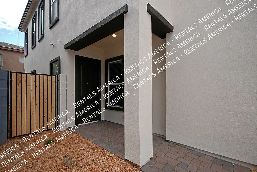 Building Photo - 3725 E Catalina Dr