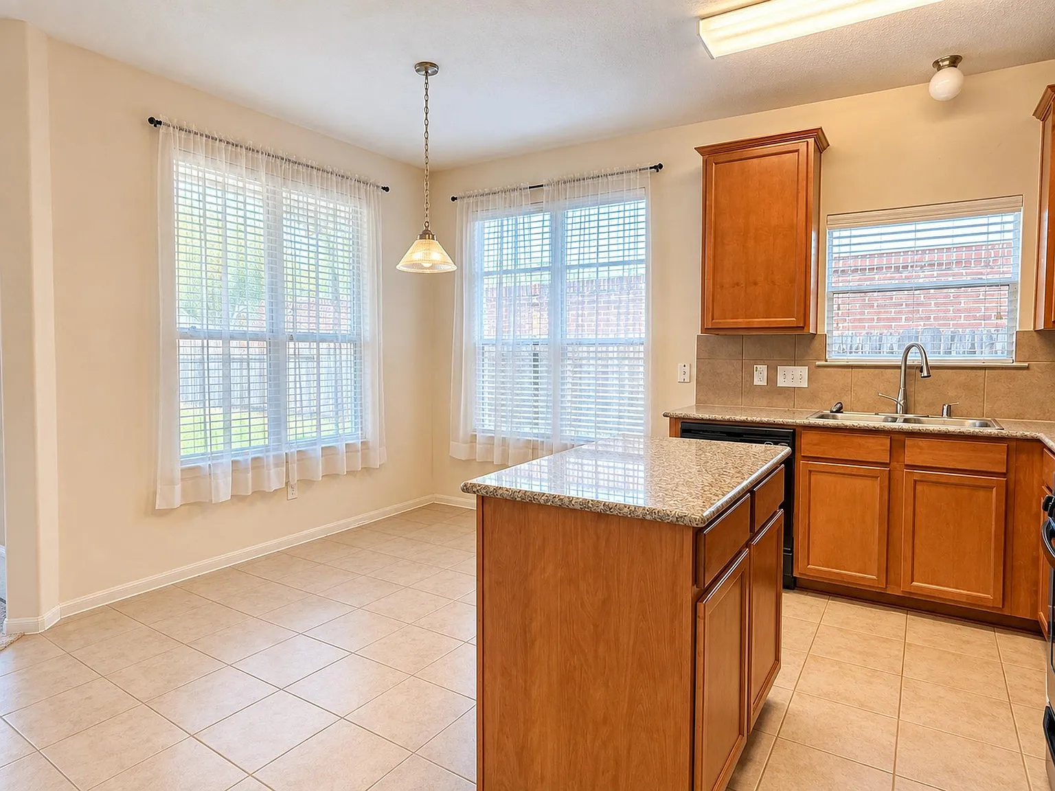 3 bed, 2.5 bath, 2193 sqft, $2,200 — Photo 4