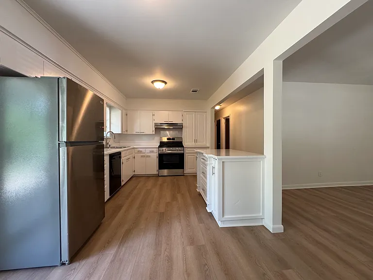 10 La Vista Dr — Photo 3