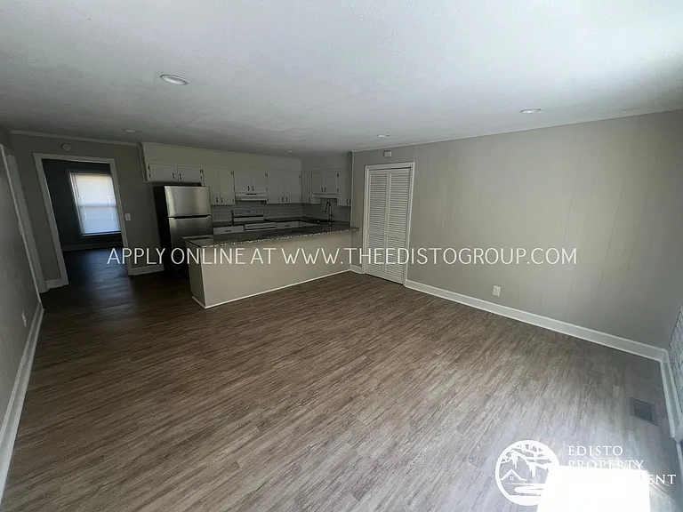 982-996 Hampton Dr NW — Photo 5